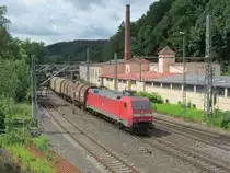 152 029-5 zieht am 23. Juni 2013 einen gemischten G�terzug durch Kronach.