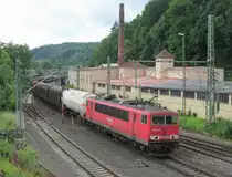 155 070-6 zieht am 25. Juni 2013 einen gemischten G�terzug durch Kronach.