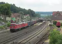 232 259-2 und 232 569-4 ziehen am 27. Juni 2013 einen Containerzug durch Kronach.