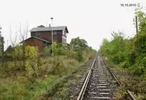 16.10.2010 Bahnhof bzw. Haltepunkt Hohenerxleben im Regen, stillgelegte sog. Kanonenbahn. Aktuelle Infos zu geplanten  R�ckbauen  unter: http://www.eba.bund.de/cln_031/SharedDocs/Publikationen/DE/Infothek/PF/Screening/ST/ST019,templateId=raw,property=publicationFile.pdf/ST019.pdf