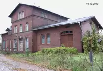 16.10.2010 Empfangsgeb�ude Hohenerxleben im Regen, stillgelegte sog. Kanonenbahn.
Neueste Planungen zum R�ckbau der Kanonenbahn auf 

http://www.eba.bund.de/cln_031/SharedDocs/Publikationen/DE/Infothek/PF/Screening/ST/ST019,templateId=raw,property=publicationFile.pdf/ST019.pdf