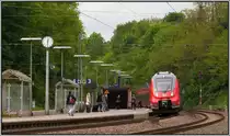 Samstags 12.30 Uhr in Eschweiler. Eine typische Bahnsszene ,festgehalten im April 2013. Der RE 9 nach Siegen macht kurz Halt am Bahnsteig.