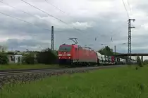 185 385-2 am 11.05.2013 mit einem Ganzzug mit Fiat Transporter aus Italien in Richtung Norden. Hier ist der G�terzug neben der Firma Jacoby in Auggen.