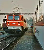 Die GFM Ae 477 in Romont. Der Zug wurde von der GFM auf der Strecke Romont - Bulle eingesetzt, welche damals eine recht  dünnen  Fahrplan Aufweis. Heute (2023) fährt hier die TPF im Halbstundentakt als S-Bahn, teils mit Zugläufen Bern - Broc.
 
(Gescanntes Foto) 17. Sept. 2002