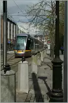 Ein Dublin Luas Tram der  Gr�nen  Linie verl�sst Stephens Green,
25. April 2013