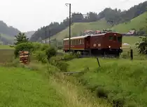 100 Jahre BLS: Durch den grossen Festrummel in Frutigen blieb die Anreise der Eisenbahnfreunde aus dem Emmental (Huttwil) eher unbemerkt. Ihre Reise führte ab Huttwil via Langenthal - Burgdorf - Hasle-Rüegsau - Konolfingen - Thun ins schöne  Bärner Oberland . Der interessante Extrazug, bestehend aus dem Te 2/3 31 und der Emmentalerstube, wurde trotz heftigen Niederschlägen am frühen Morgen des 29. Juni 2013 bei starker Bewölkung in der zum Zug passenden hügeligen Landschaft mit Bach und  Scheiterbeige  bei Walkringen im Bilde festgehalten.
Foto: Walter Ruetsch