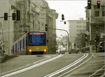 . Ursprünglich keine Stadtbahn geplant -

Der Stadtbahn-Triebwagen hat soeben die Endstation der U2 im Stuttgarter Westen verlassen und quert den Hölderlinplatz. Auch hier geht es eng zu und die Bahn fährt in der Straße. Ursprünglich sollte diese Strecke deshalb gar nicht auf das Stadtbahnsystem umgestellt werden, wobei man nie so recht wusste, was mit dem 2er und auch dem 15 passieren sollte, eine Busumstellung schien letzlich die wahrscheinlichste Option. Doch war eine weitere Reduzierung des Schienennetzes nicht mehr zeitgemäß (Renaissance der Straßenbahn überall in der Welt) so dass man auch diese Strecke für die große Stadtbahn befahrbar machte. 

13.01.2006 (M)