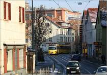 . Eine U-Bahn in der Straße -

Ein Schienenfahrzeug, das eher für U-Bahnstrecken ausgelegt ist, fährt hier durch die enge Böblinger Straße in Stuttgart Heslach. Dies war der erste Streckenabschnitt der Stuttgarter Stadtbahn, der keinen eigenen Bahnkörper hat. Aber seinerzeit konnte hier so kurzfristig kein Tunnel gebaut werden, würde dieser doch eher einem echten Stadtbahnkonzept entsprechen: Tunnel in engen Bereiche, ansonsten eigene Bahnkörper. Inzwischen ist man verkehrsplanerisch pragmatischer und einfallsreicher und nimmt auch solche Strecken in Kauf. Ein Tunnel wird hier wohl nie kommen, die Haltestellen wurden inzwischen (über 10 Jahre nach der Umstellung) an die Fahrzeuge angepasst.

13.01.2006 (M)