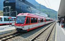 Regio 250 in Visp. Der Pendel verkehrte heute ausnahmsweise mit 3 Kometen: BDSeh 4/8 2053, ABDeh 4/10 2013 und ABDeh 4/8 2022. Der vorderste Pendel, ein Zermatt Shuttle, verkehrt normalerweise nur T�sch-Zermatt. Da der vorhergehende Zug ausgefallen ist, wurde der vorderste Pendel ab T�sch f�r die gestrandeten Reisenden kurzfristig beigestellt, 07.07.2013.