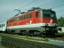 �BB 1142 638-4 ist mit Regionalzug nach Linz unterwegs. Bei genauem Hinsehen erkennt man, dass sie vom Regen stark verwaschen ist. [16.09.06]