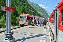 Rechts steht der R 246. Wegen einer Bremsst�rung verkehrte dieser Zug nur bis Randa, anschliessend fuhr er mit den Reisenden zur�ck nach T�sch, wo dann der Zug ger�umt wurde. F�r die Weiterreise nach Brig wurde ein  Zermatt Shuttle , BDSeh 4/8 2053, bereitgestellt. Da der Zug mittlerweile bereits 50 Min. Versp�tung hatte, wurde er mit dem nachfolgenden Regio (250) zusammengeh�ngt. So ging unsere Reise dann mit einer Versp�tung von 65 Min. weiter, T�sch, 07.07.2013. 

  