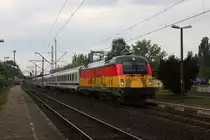 Bei der Heimfahrt nach Deutschland begegnete mir v�llig �berraschend im
Bahnhof Swiebodzin der damals frisch beklebte PKP Taurus  Deutschland 
370005. Die Lok bespannte an diesem Tag den Eurocity Berlin - Warschau.
Leider fing es bei der Einfahrt des Zuges leicht zu regnen an.
