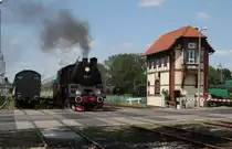 Am 24.5.2012 f�hrt Ol 49-69 mit einem Personenzug nach Poznan aus.
Gerade passiert die Lok das alte Stellwerk am Depot in Wolsztyn.