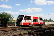 Die Nummer Eins der Serie 105.
Verbrennungstriebwagen SA 105-001 des Koleje Wielkopolskie
f�hrt als Personenzug aus Lezno
am 24.5.2012 um 13.29 in Wolsztyn ein.