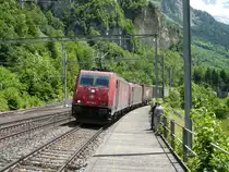 Crossrail - 185 596-4 + 185 ... mit G�terzug bei der durchfahrt im Bahnhof Blausee-Mitholz am 30.06.2013