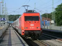 Damit auch in diesem Jahr wieder viele Schweizer Touristen nach R�gen kommen k�nnen,gibt es auch in diesem Jahr wieder die durchgehende CNL-Verbindung 1250/1251 von und nach Z�rich.Da der Zug  �berl�nge  hat,l��t sich der Zug nur bei der Einfahrt in Bergen/R�gen vom gegen�berliegenden Bahnsteig ausfotografieren.So fotografierte ich,von der Bahnsteigseite aus,die Einfahrt vom CNL 1250 aus Binz mit der CEWE 101 089,am 06.Juli 2013,in Bergen/R�gen.Hinter der Lok laufen zwei Kurswagen nach Erfurt mit.