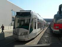CITADIS-Tram von Alstom. Es handelt sich um ein Hybridfahrzeug, das sowohl im Stra�enbahnbetrieb elektrisch als auch im Regionalzugbetrieb dieselbetrieben fahren kann. H�chsgeschwindigkeit 100 km/h. Einsatzort dieses Fahrzeugs wird Kassel sein. 24.9.2006, Innotrans Berlin