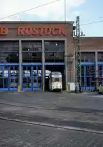 Rostock RSAG: Ein Teil des Betriebshofgeb�udes in der Hamburger Strasse. Der Gotha-Tw 785 h�lt bereit in dem offenen Tor rechts. Aufnahmedatum: 21. September 1991.