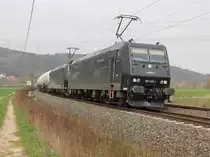 Ein Zug in schwarz wei�. 185 545-1 mit einer weiteren 185er in DoTra und einem Ganzzug aus neuen, wei�en GATX Kesselwagen in Fahrtrichtung S�den. Aufgenommen am 21.04.213 zwischen Mecklar und Ludwigsau-Friedlos.