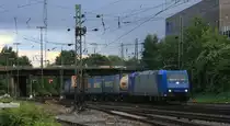 185 536-0 von Crossrail kommt aus Richtung K�ln,Aachen-Hbf mit einem langen Bulkhaul-Ganzzug aus Melzo(I) nach Zeebrugge-Ramskapelle(B) und f�hrt in Aachen-West ein bei Gewitterwolken am Abend vom 20.6.2013.