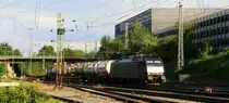 189 107 von MRCE Dipolok kommt aus Richtung K�ln,Aachen-Hbf mit einem langen Containerzug aus Gallarate(I) nach Antwerpen-Oorderen(B) und f�hrt in Aachen-West ein in der Abendsonne und Gewitterwolken am Himmel am 20.6.2013.