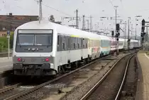 Die MRCE 182 530-6 / ES 64 U2 - 030 zieht den bunten HKX mit Abellio Wittenberger von K�ln nach Hamburg aus Osnabr�ck am 24.06.2013  