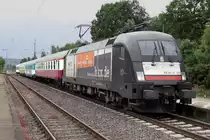 Die MRCE 182 530-6 / ES 64 U2 - 030 zieht den bunten HKX von K�ln nach Hamburg durch Bohmte am 25.06.2013