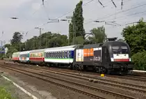 Die MRCE 182 530-6 / ES 64 U2 - 030 zieht den HKX von Hamburg nach K�ln durch Duisburg Gro�enbaum 26.06.2013