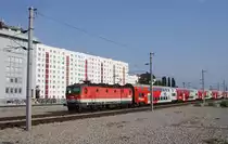 Der von der 1144 232-6 gezogene R 2217 von Retz nach Wien Meidling durchquert am 07.Juli 2013 die Stein- und Betonw�ste beim Praterstern.