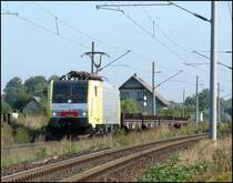 E189 997 mit dem GZ 55707 aus Mukran zum Seehafen Rostock. Aufgenommen kurz vor der Einfahrt zum Seehafen. 20.9.06


