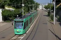 Combino mit der Betriebsnummer 321 f�hrt den Auberg hinunter zur Haltestelle Heuwaage. Die Aufnahme stammt vom 08.07.2013.