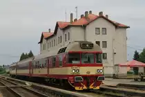 854 024-7 / 80 29 303-2 mit Os 4813 Jihlava-Brno auf Bahnhof Okř��ky am 24-5-2013.