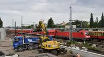 Fahren und Bau schon seit Jahren Motto am Bf. Ostkreuz an der Hauptstra�e. Hier am 08.06.2013 bei Durchfahrt der RE 1 Richtung Frankfurt/Oder