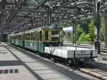 Unter dem vollst�ndig �berdachten Umsteigebereich zwischen Berner Oberlandbahn und Wengernalpbahn steht Triebwagen 101 der WAB mit vorgespanntem Gep�ck-/Materialwagen am 15.06.2013 im Start-/Endbahnhof Lauterbrunnen.