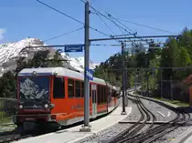 Berge nicht nur im Hintergrund sondern auch als Spiegelbild in Frontscheibe des Triebwagens. Der nach Zermatt fahrende Triebwagen 3083 der Gornergratbahn bei der Einfahrt in die Station Riffelalp (16.06.2013).