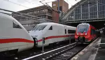 Gro� gegen Klein am 09.02.2013 am Berliner Ostbahnhof hat Ausfahrt die RE 7 Richtung W�nsdorf