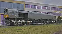 10.12.2011 DB-Werk Cottbus ; reparaturbed�rftige Class 66, bereits auf werkeigenen Transport-Drehgestellen. Aufnahme von �ffentlicher Stra�e.