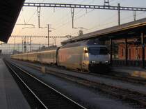 Re 460 mit Radio-Werbung fr�hmorgens in Pf�ffikon SZ einfahrend mit Interregio aus Chur Richtung Z�rich HB. Juni 2006