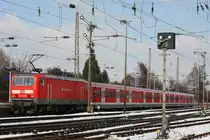 143 949 mit Sbahn Rhein Ruhr Logos am 6.2.13 mit einer S6 nach Essen Hbf beim Halt in D�sseldorf-Rath.