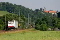 Railpool 186 139 ist am 08.2013 als Tfzf gen Kronach bei Blumau unterwegs. 