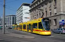 Tango mit der Betriebsnummer 162 auf der Linie 10 f�hrt auf die provisorische Haltestelle am Aeschenplatz. Die Aufnahme stammt vom 08.07.2013.
