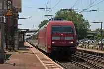 Am 08.07.2013 bespannte 101 102-2 (ex. Wir Menschen sind alle Gleich! Werbelok) den EC 8 von Basel SBB bis zum Endbahnhof Hamburg-Altona. Hier ist der EuroCity bei der Durchfahrt in Orschweier.