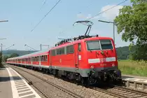 Am 08.07.2013 schob die Freiburger 111 064 einen aus n-Wagen bestehende RegionalBahn nach Offenburg aus dem Hp Kollmarsreute, zwischen Denzlingen und Emmendingen liegen, aus.