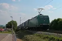 Am 08.07.2013 bespannte 145-CL 005 von Crossrail den LKW - Walter KLV von der Schweiz aus Richtung Norden. Hier f�hrt der KLV an der Stadtgrenze von Sexau entlang.