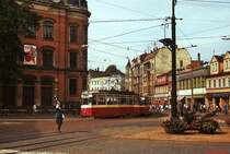 Tw 114 im August 1977 in der Zwickauer Innenstadt. Bemerkenswert, dass die Verkehrsregelung an dieser stark befahrenen innerst�dtischen Kreuzung immer noch durch eine Polizistin erfolgte.