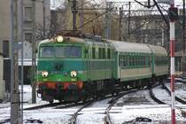 Einfahrt der EU 07-173 mit einem Personenzug in den Bahnhof Krakow Glowny 
am 15.2.2008.