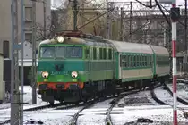 Einfahrt der EU 07-173 mit einem Personenzug in den Bahnhof Krakow Glowny 
am 15.2.2008.