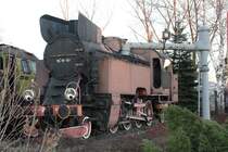 Eigentlich ein schnes Denkmal: Dampflok TKT 48-267 mit altem Wasserkran.
Leider befand sich dieses Ensemble am 24.2.2008 im BW Krakow
in einem beklagenswerten Zustand. 
