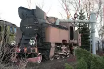 Eigentlich ein sch�nes Denkmal: Dampflok TKT 48-267 mit altem Wasserkran.
Leider befand sich dieses Ensemble am 24.2.2008 im BW Krakow
in einem beklagenswerten Zustand. 
