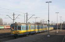 In Krakow Plaszow steht der Elektrotriebwagen EN 57-1239 am 
24.2.2008 abfahrbereit am Bahnsteig.